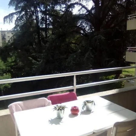Sympa F2 Avec Parking Et Piscine *