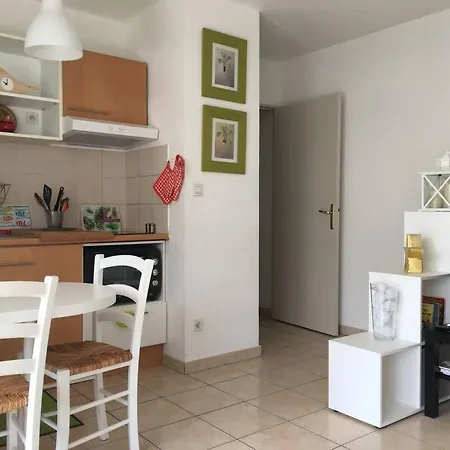 Sympa F2 Avec Parking Et Piscine