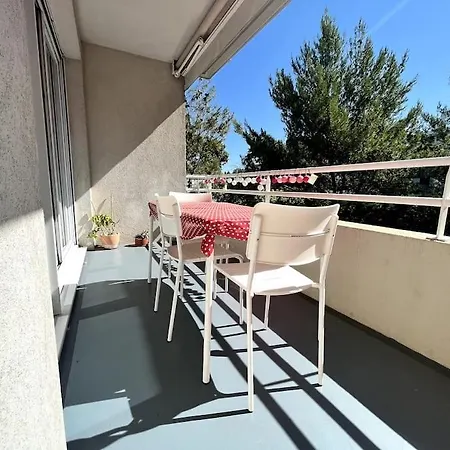 Sympa F2 Avec Parking Et Piscine